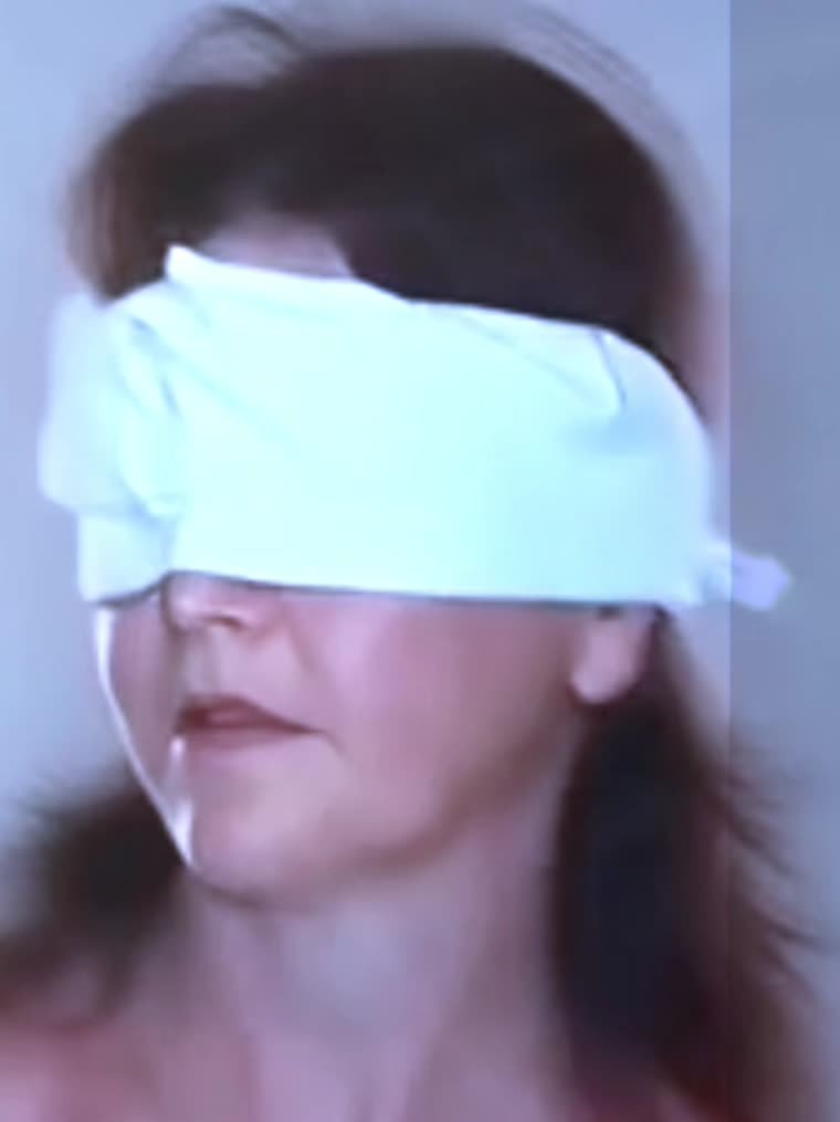 Partecipante con benda di stoffa bianca