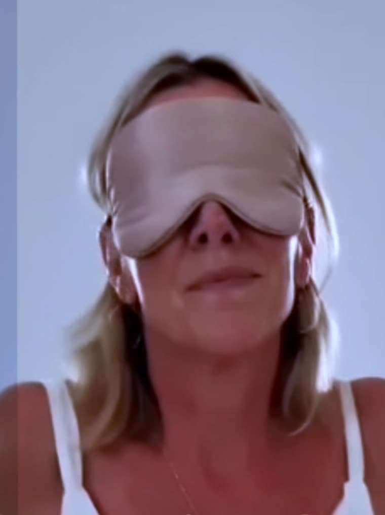 Partecipante bendata con il viso rivolto in alto